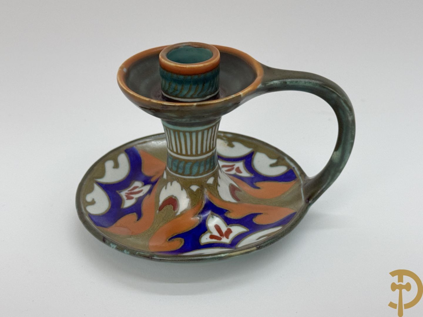 Drie borden in meerkleurige Gouda faience + kandelaar in Gouda faience + 2 vazen in Gouda + bonbonnière Gouda + vaasje Bergen