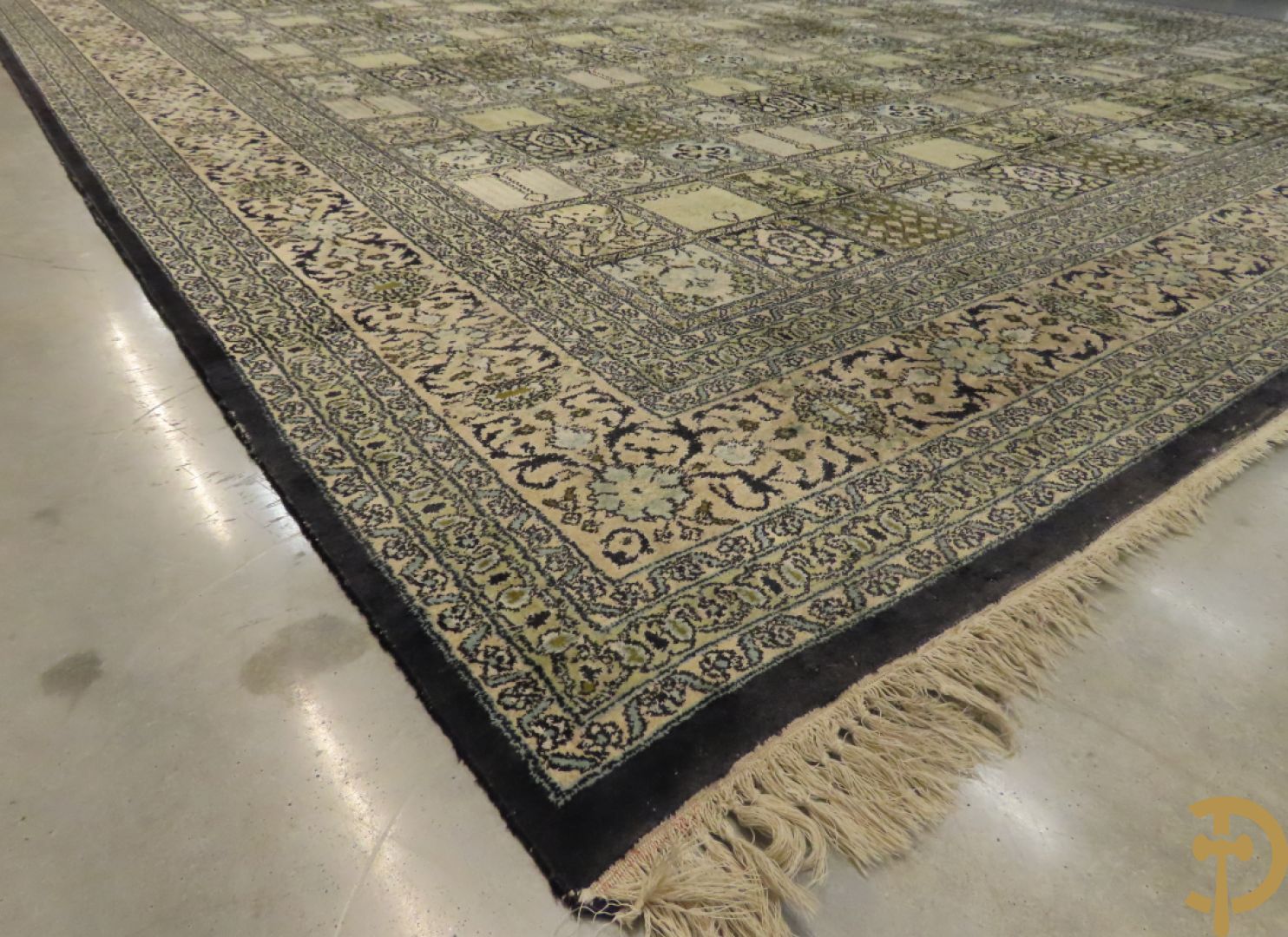 Oosters handgeknoopt tapijt zijde op katoen met patronen