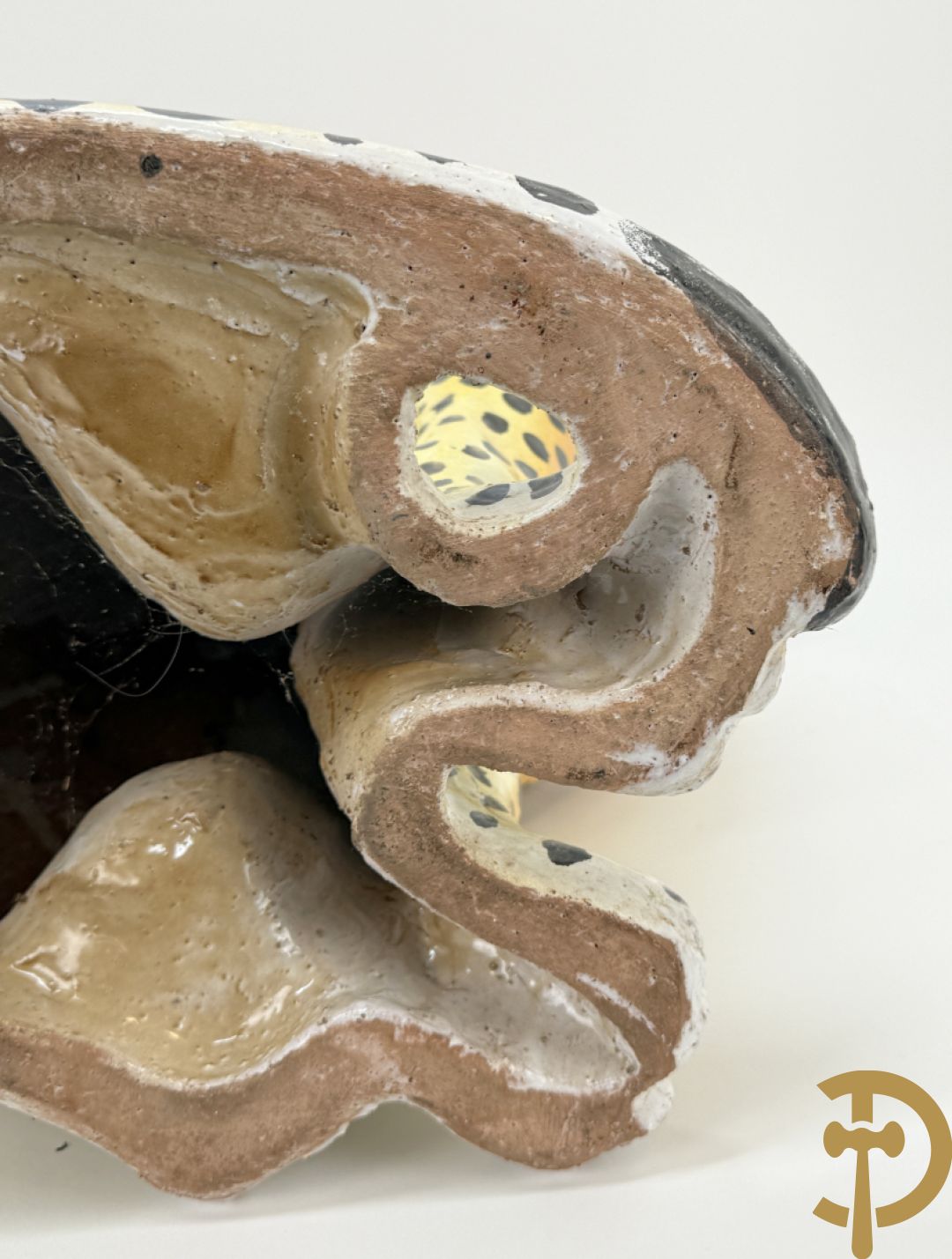 Vintage luipaard in meerkleurig geglazuurde faience met opengesperde bek