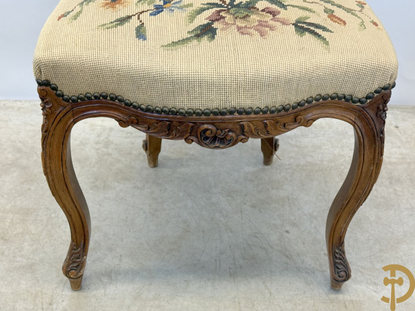 Paar armzetels bezet met petit points + 2 bijhorende stoelen