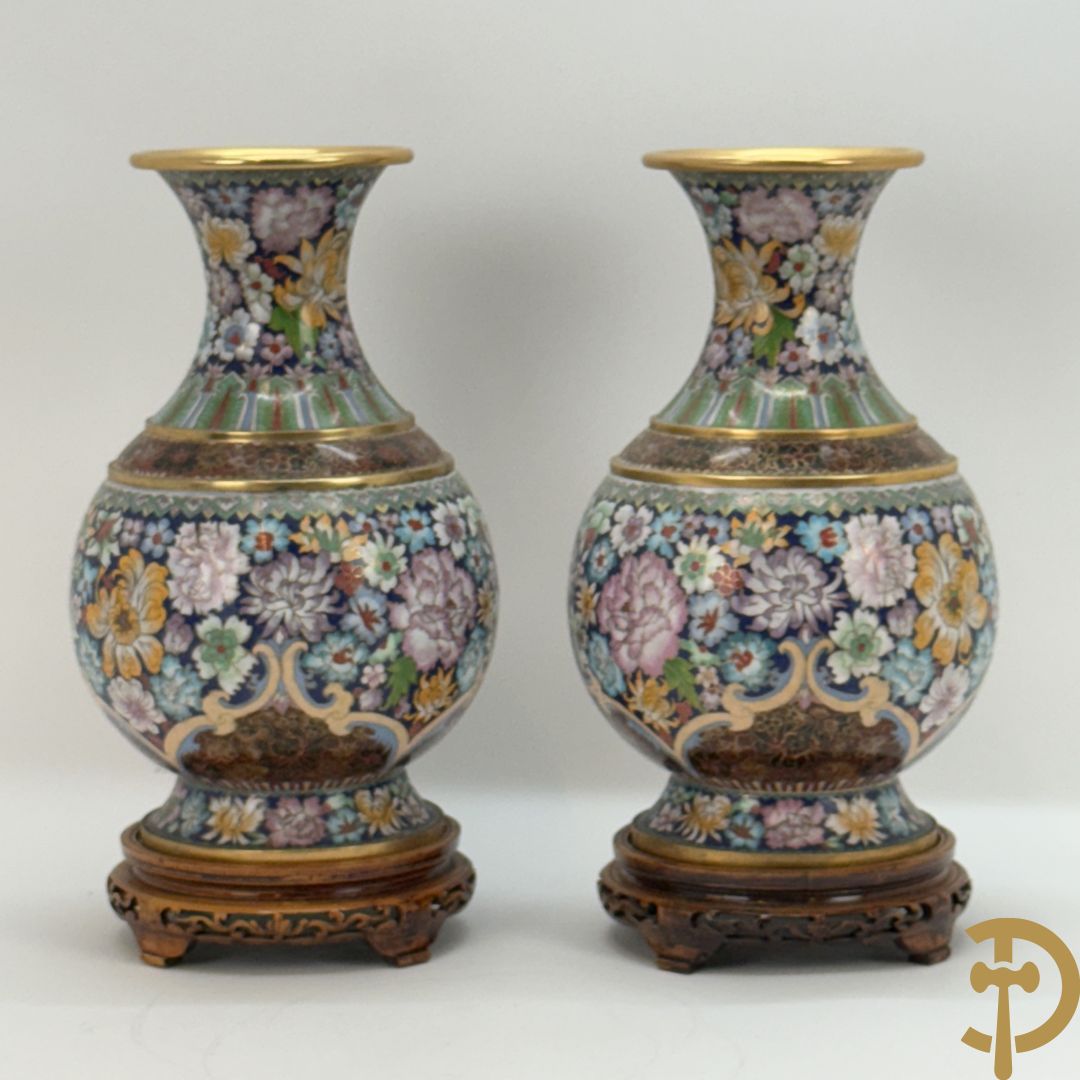Paar cloisoné vazen met kleurrijk bloemendecor op houten sokkel