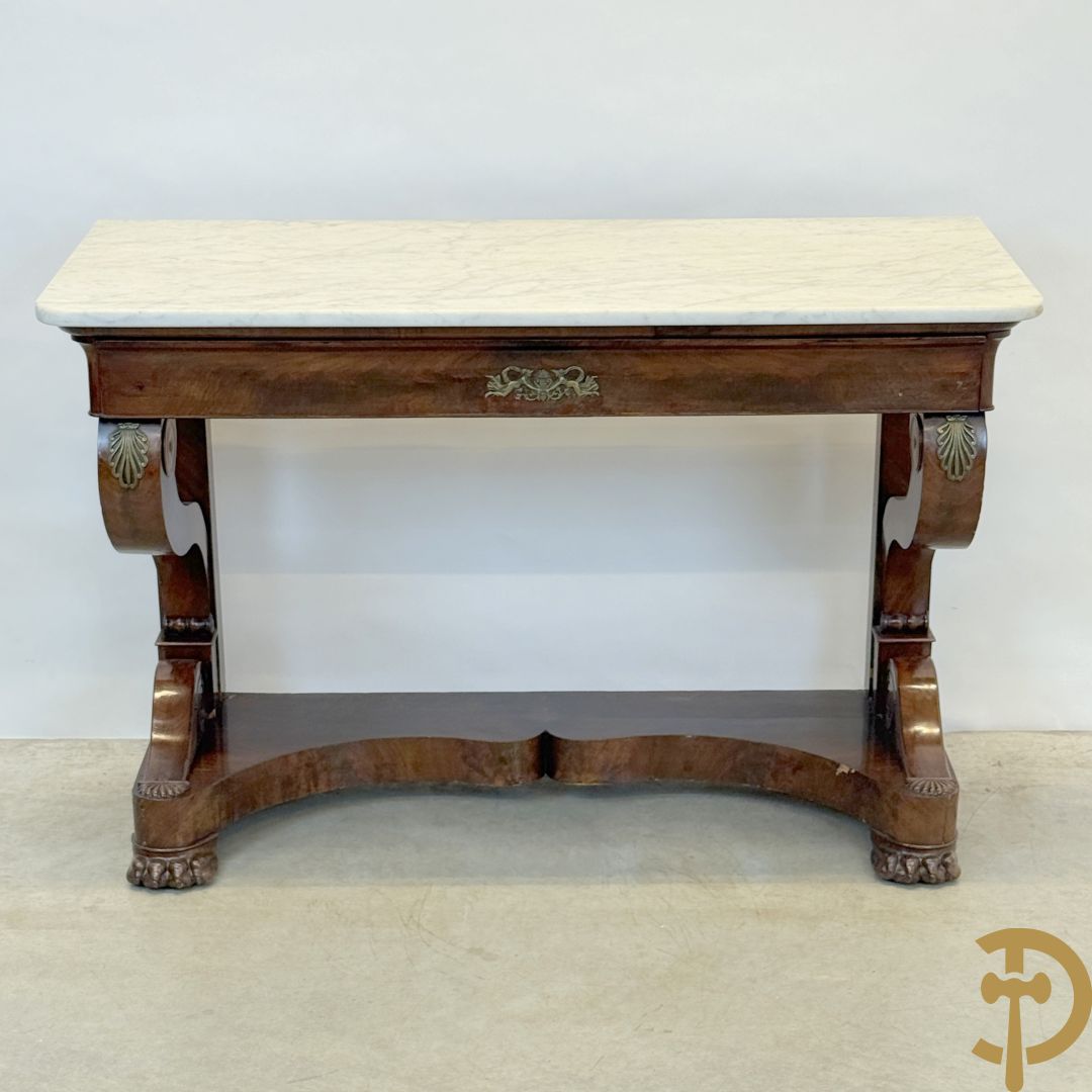 Mahoniehouten console Empire stijl met lade, op voluutvormige klauwepoten en met wit marmeren blad, 19e