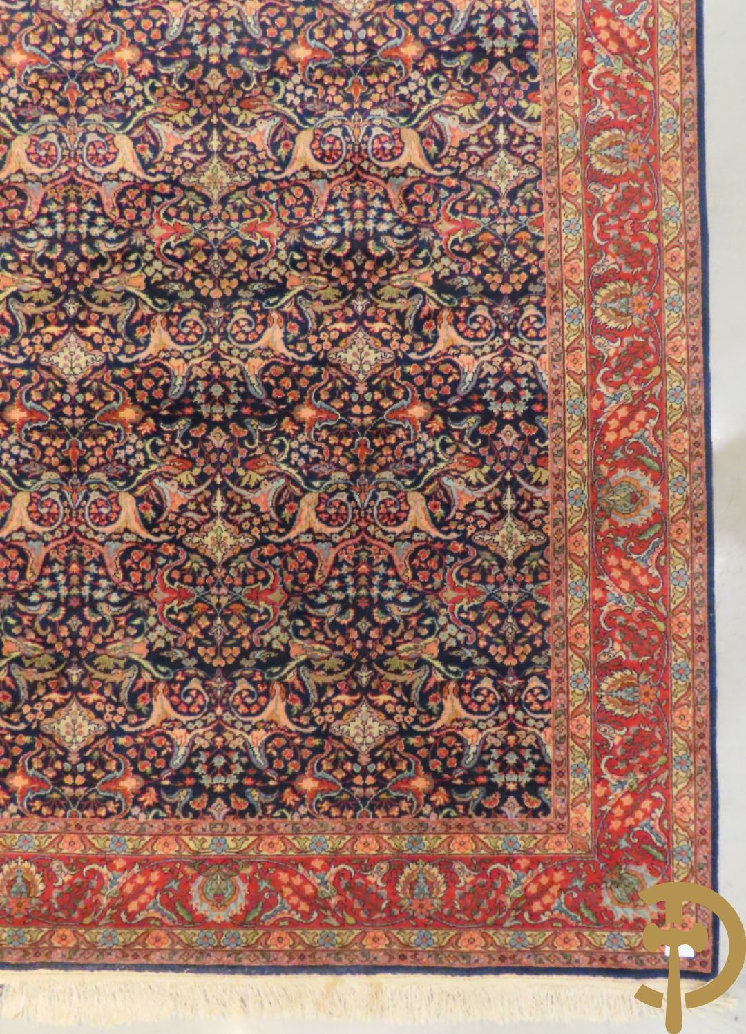 Oosters handgeknoopt tapijt met meanderend geometrisch motief en accanthusranken op blauwe fond