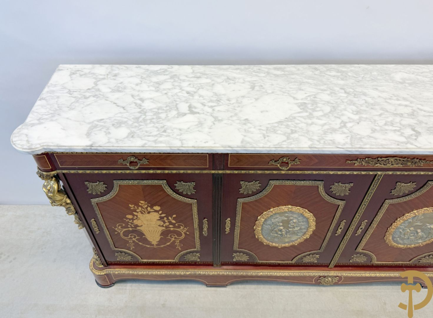 Notelaren vierdeursdressoir met 3 laden, gemarketteerde bloementaferelen en ovale bronzen plakkettes - zijdelings met damesfiguren - bovenaan met wit marmeren blad