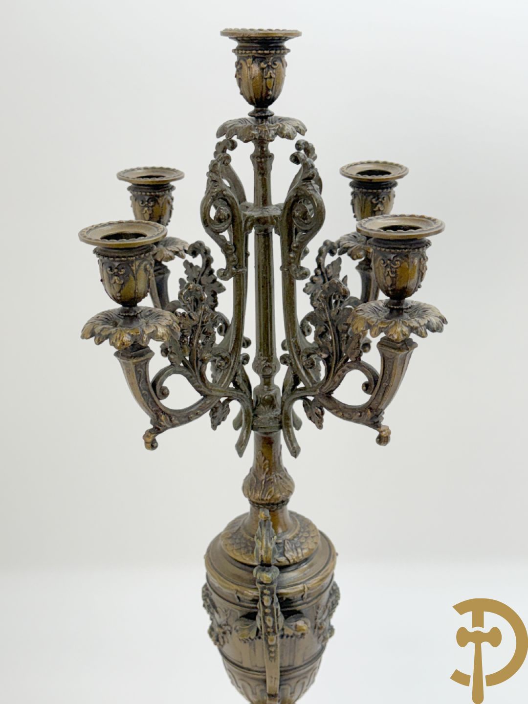 Driedelige zamak garnituur bestaande uit pendule met cupido en dame geflankeerd door paar vijfarmige kandelaars, Bruchon getekend