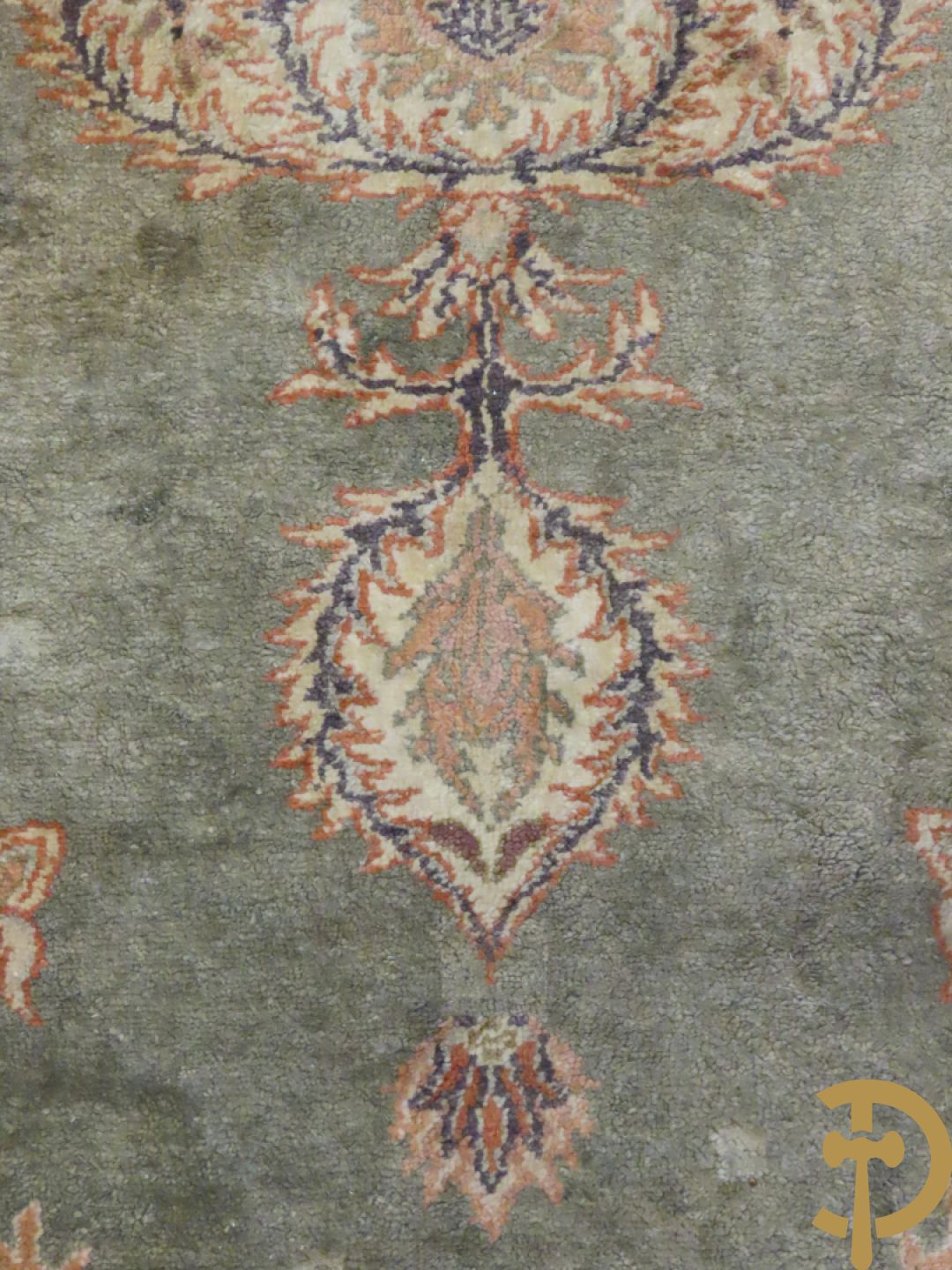 Oosters handgeknoopt tapijt met centraal decor en bloemenmotieven