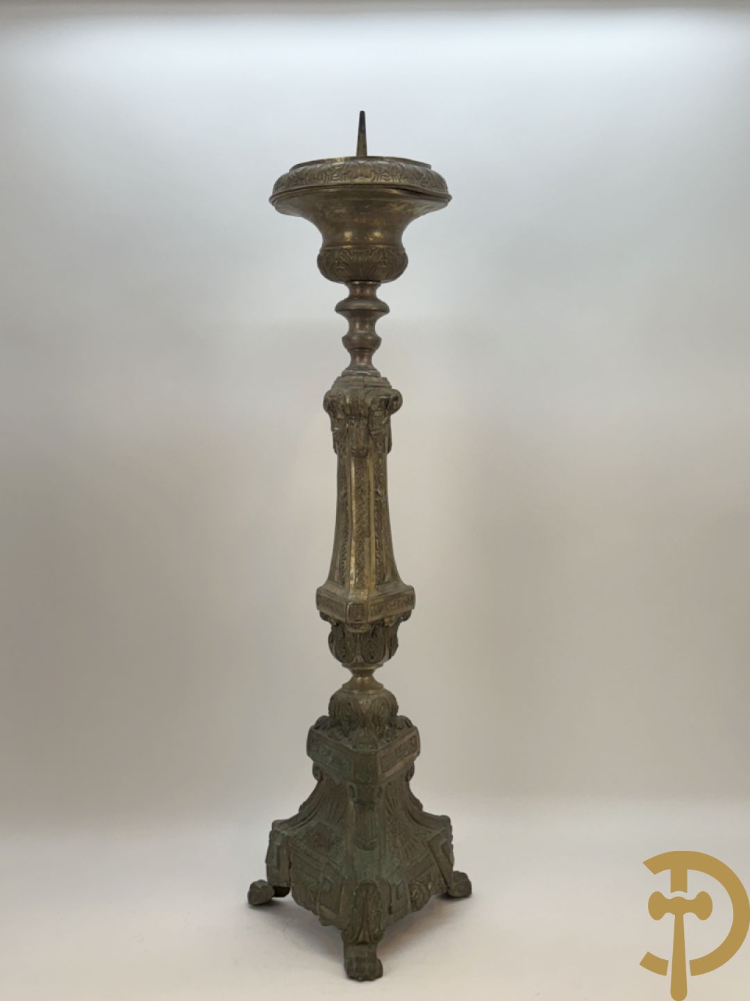 Religieuse kerkkandelaar met afbeeldingen aan de voet