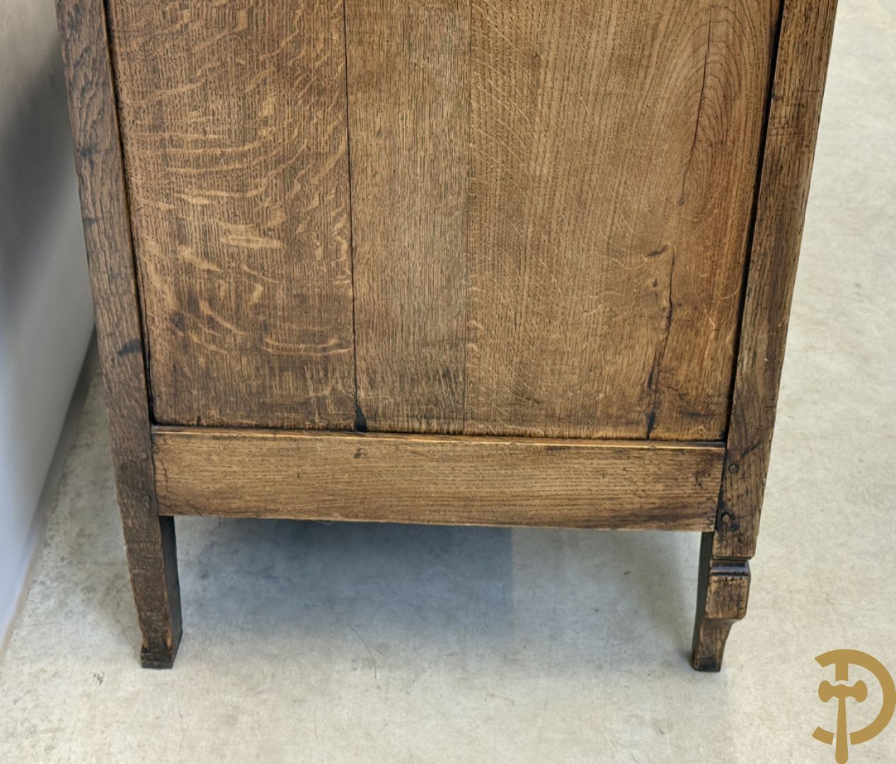 Massief eiken Louis XVI drieladencommode met gepanneleerde zijkanten en accanthusranken in de lades