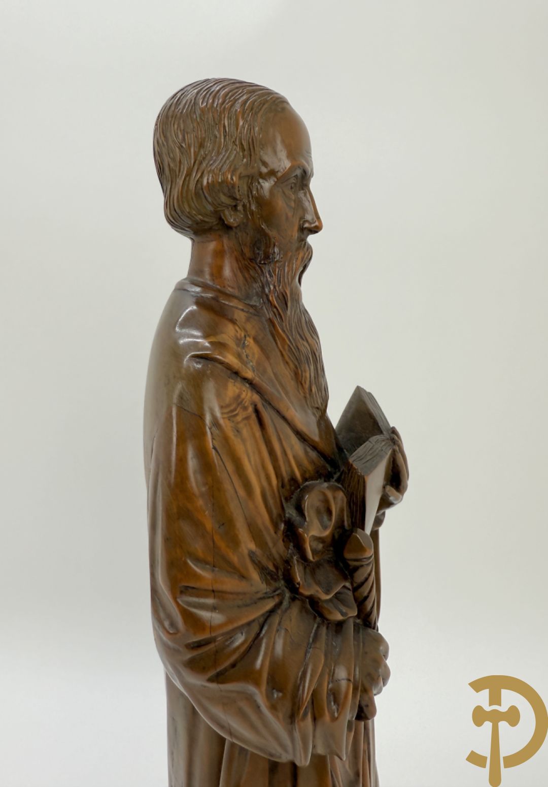 Houtsculptuur van evangelist met zwaard