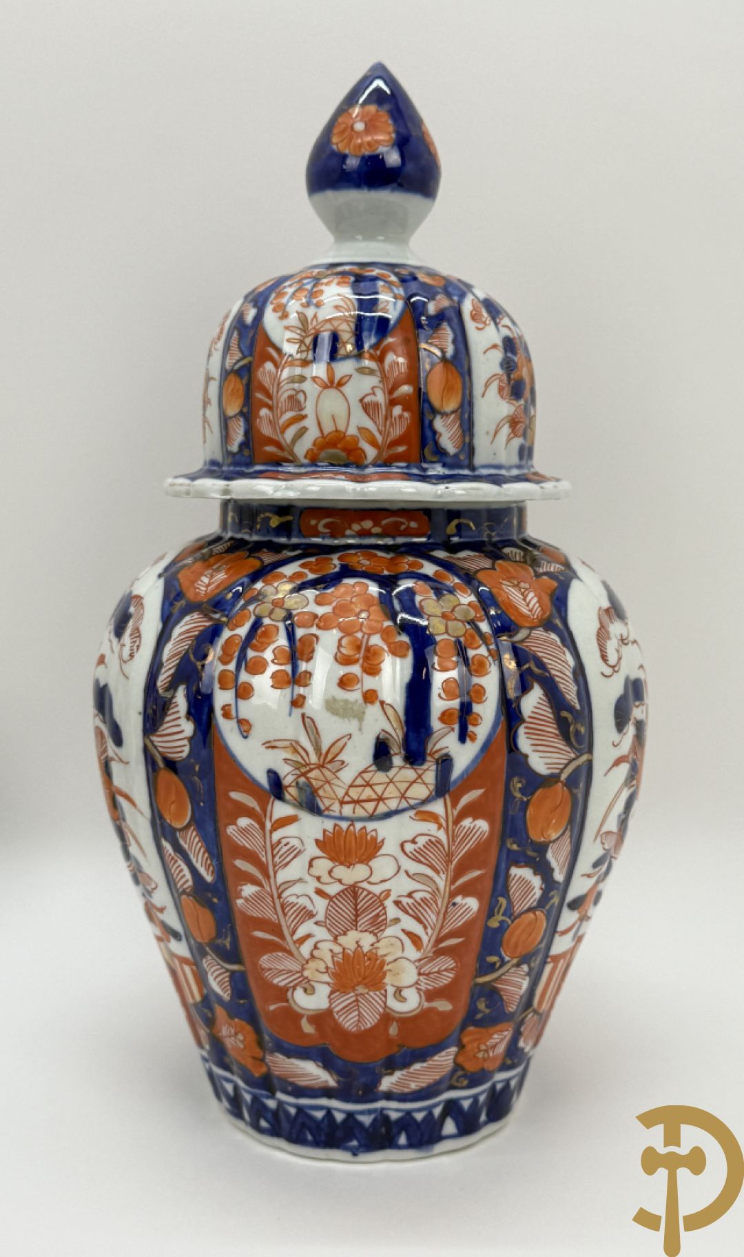 Japanse porseleinen Imari dekselvaas met bloemenmotief + klein flesvormig pique fleur vaasje + 2 Imari bordjes