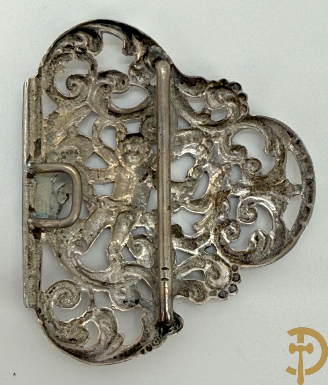 Lot massief zilver w.o. 2 geajoureerd riemboekels waarvan 1 met email bewerkt, geajoureerde centuurhouder met cupido