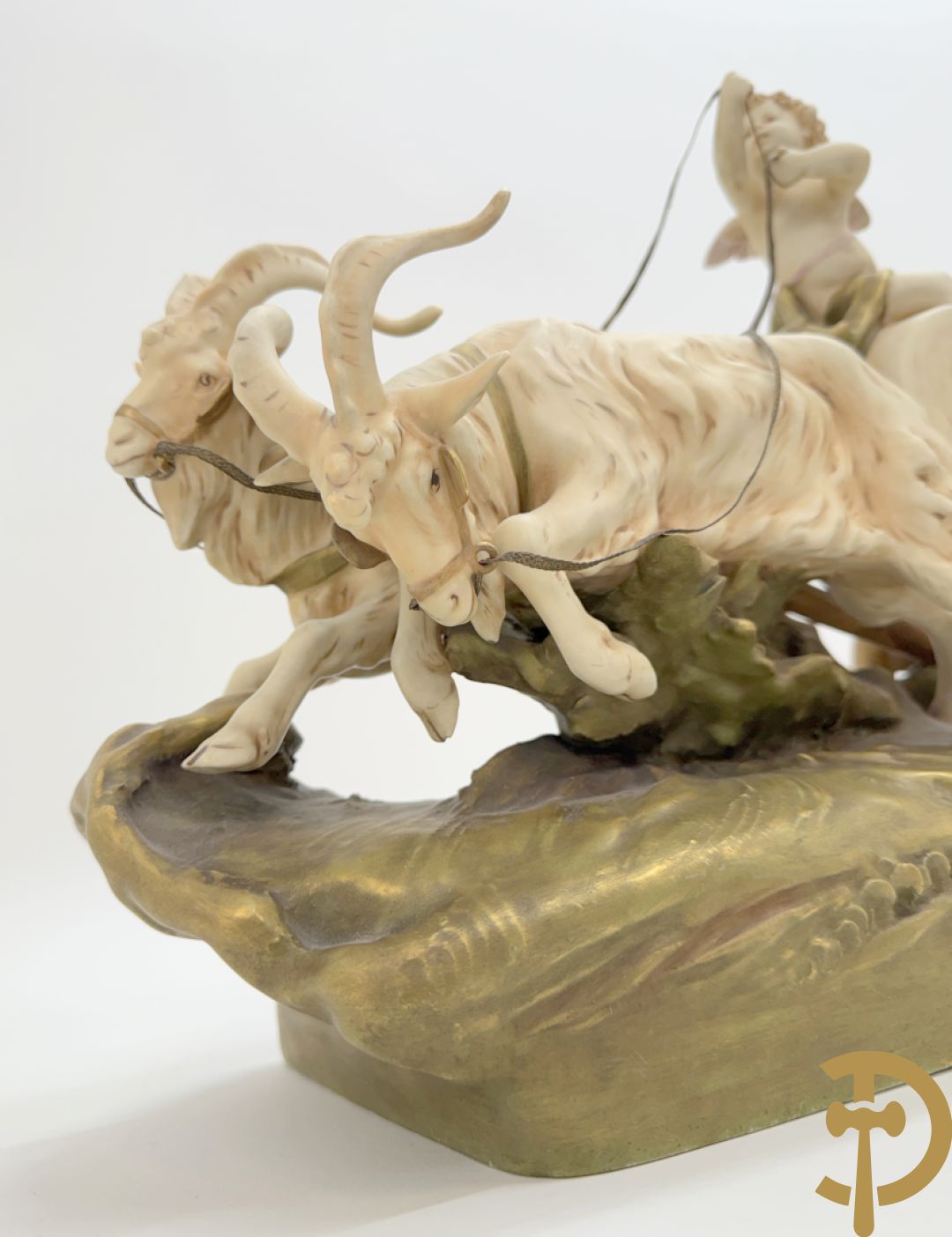 Royal Dux beeld van cupido met 2 rammen op carosse