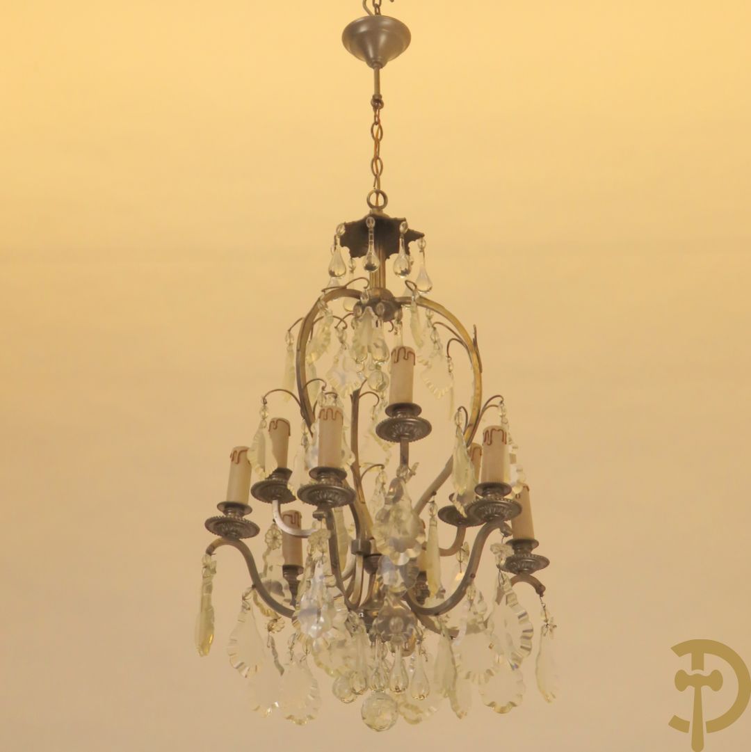 Franse chrome luchter met  9 lichtpunten bezet met tranenbellen en plakettes