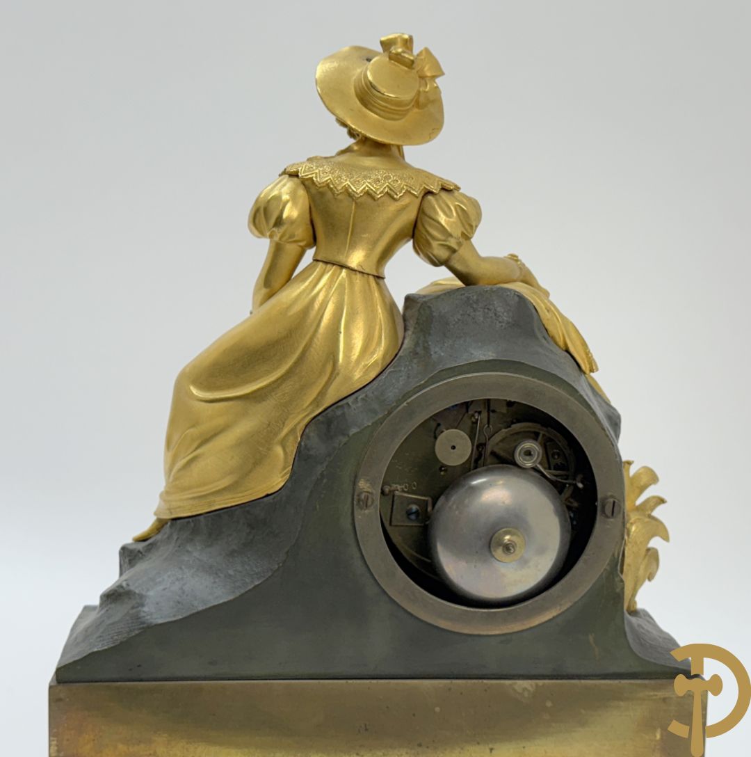 Vergulde pendule met liggende dame en wijzerplaat in blauw email, Charles X