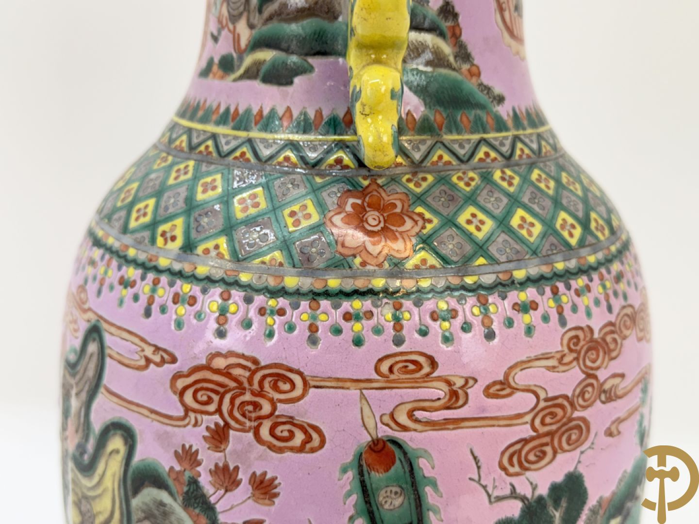 Chinese porseleinen meerkleurige vaas met decor van wijsgeren in landschap