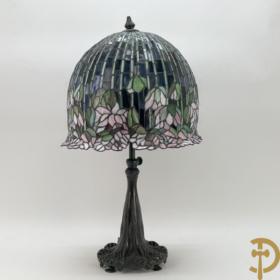 Bronzen tafellampadaire met kap met bloemen, Tiffany stijl