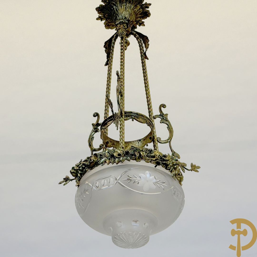 Bronzen hall lantaarn met centrale coupe bezet met bloemen- en dierenkoppen