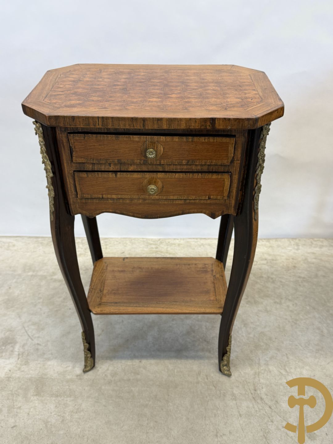 Paar notelaren bijzettafels met 2 lades en étagère, bovenaan met geparketteerd blad