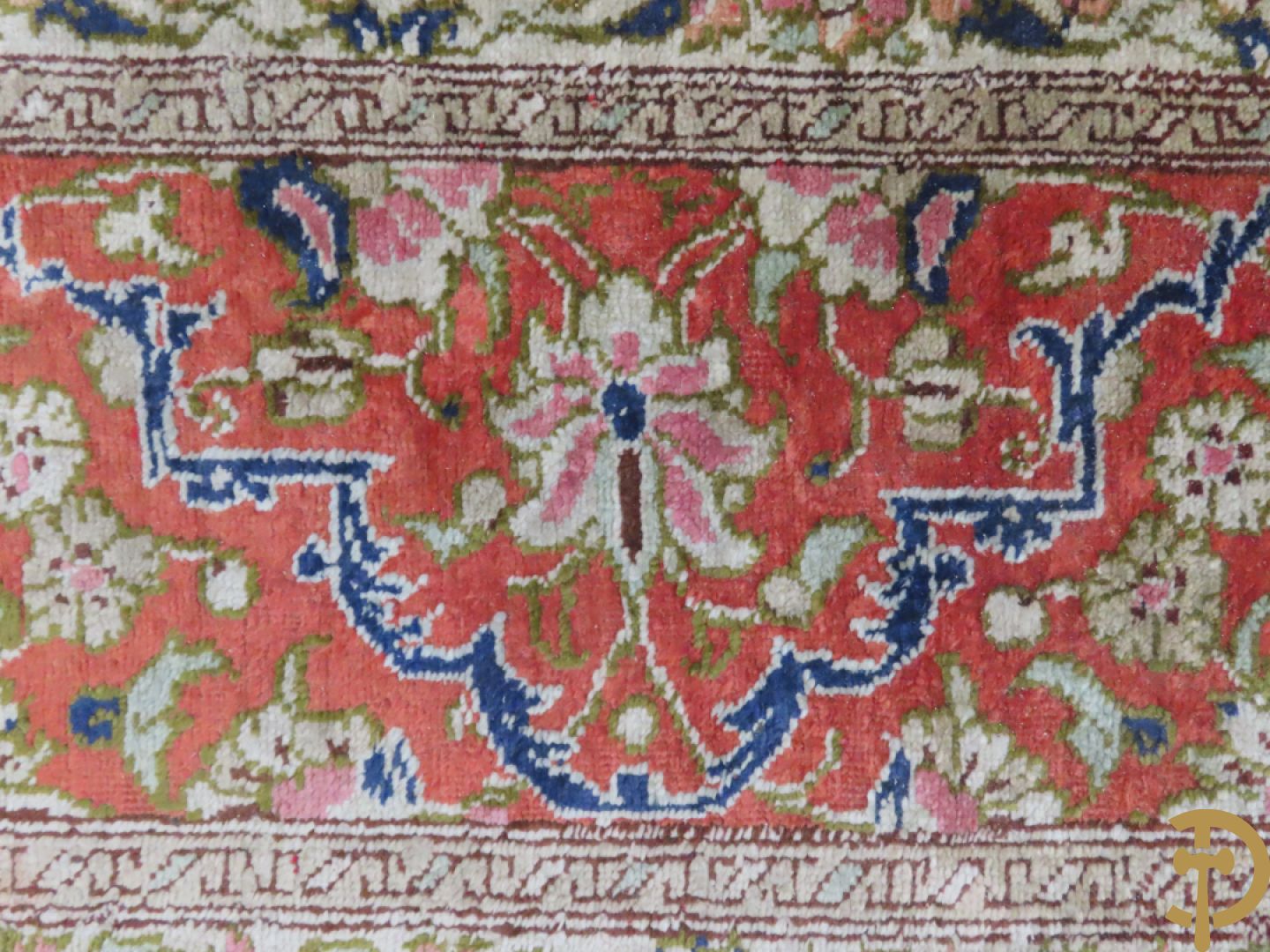 Oosters handgeknoopt tapijt zijde op katoen met centraal medaillon en bloementaferelen