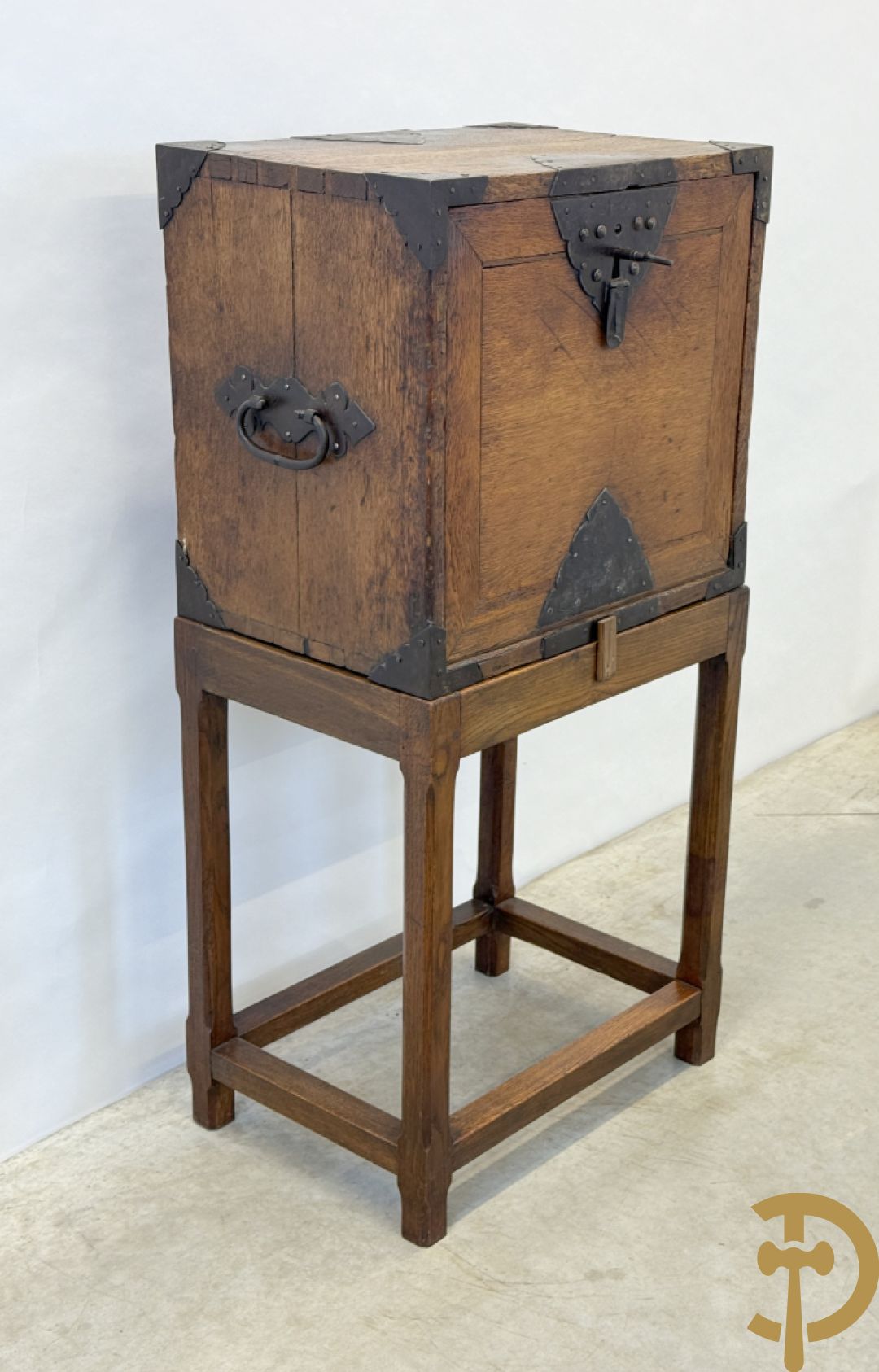 Massief eiken klapsecretaire op onderstel - interieur met lades en zijdelings met handvaten