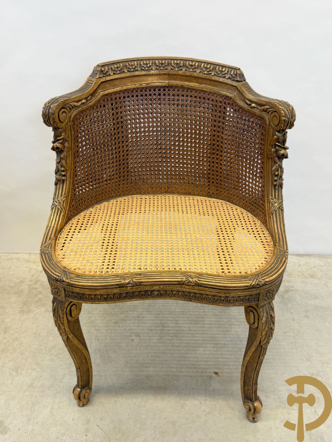 Paar bijzetzetels Louis XVI stijl met bloemenmotieven op voluutvormige poten, dubbel gecanneerd