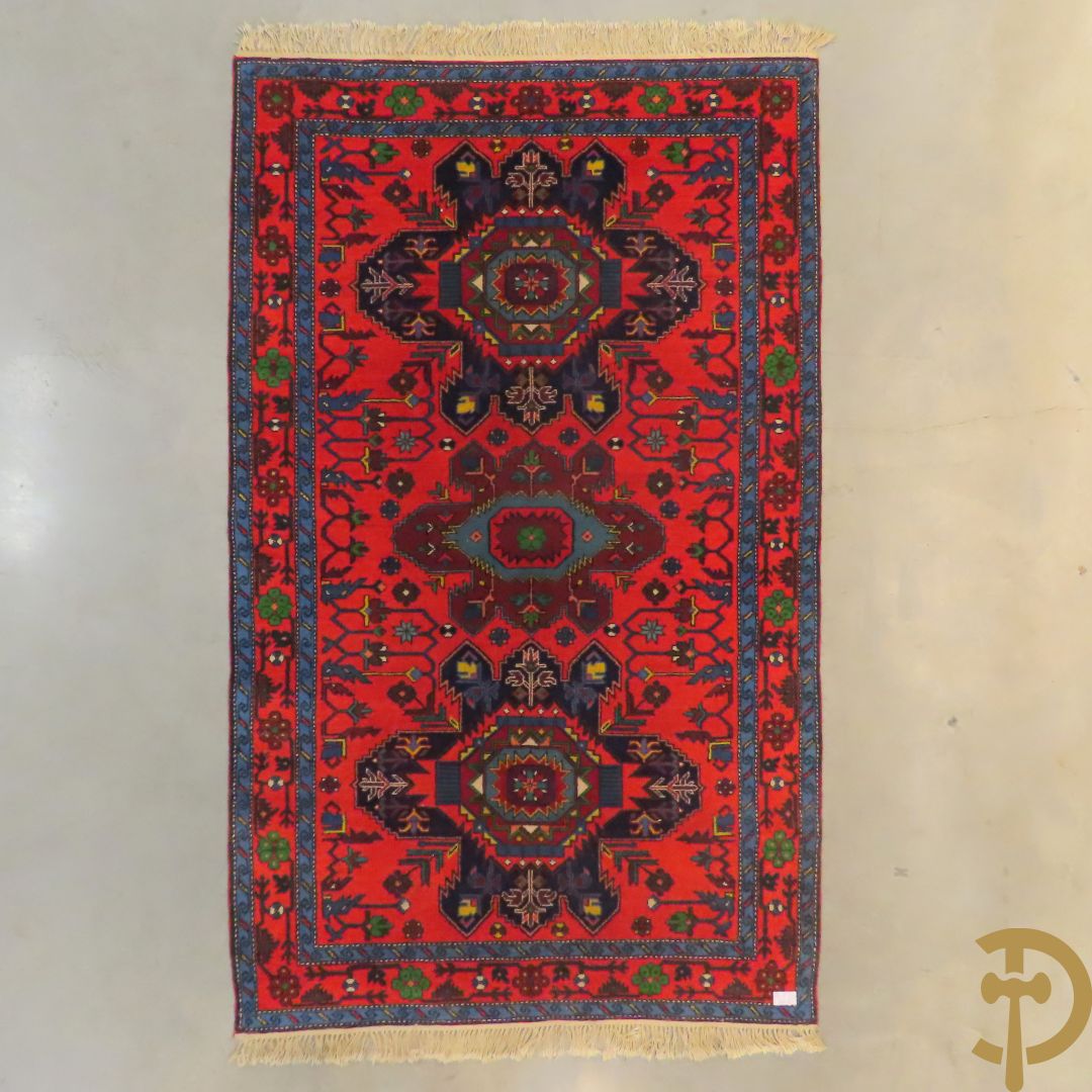 Oosters handgeknoopt tapijt Kaukasus met  geometrische blauwe motieven op rode fond