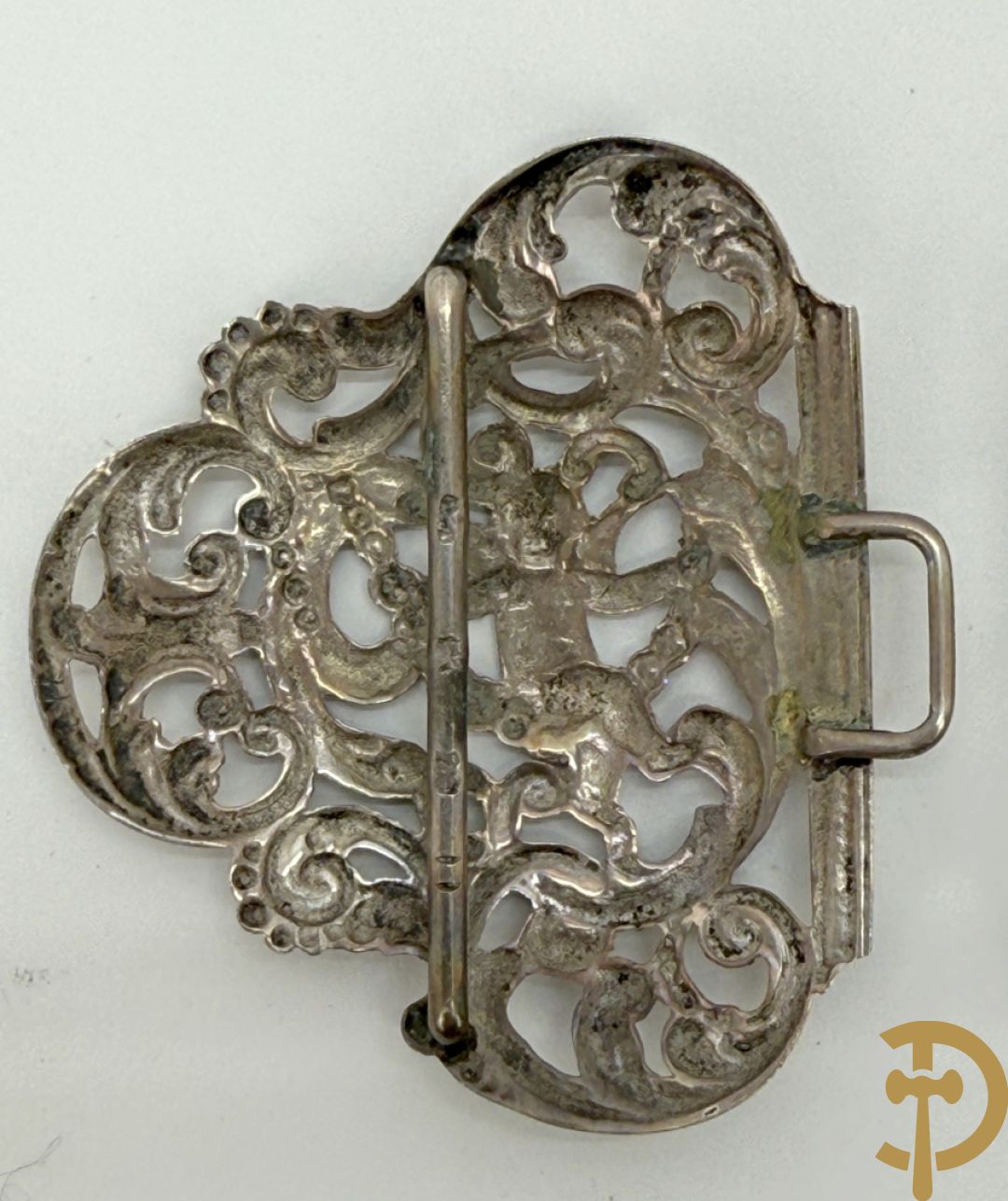 Lot massief zilver w.o. 2 geajoureerd riemboekels waarvan 1 met email bewerkt, geajoureerde centuurhouder met cupido