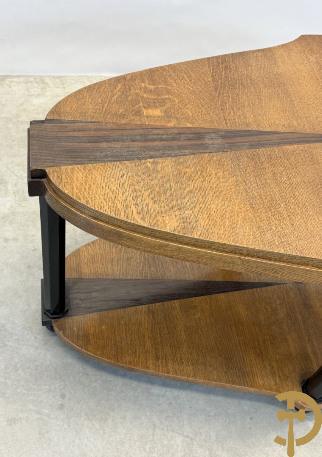 Eikenhouten salontafel met inleg van palissander, op afgeschuinde zuiltjes, model Eikelaar Decoene