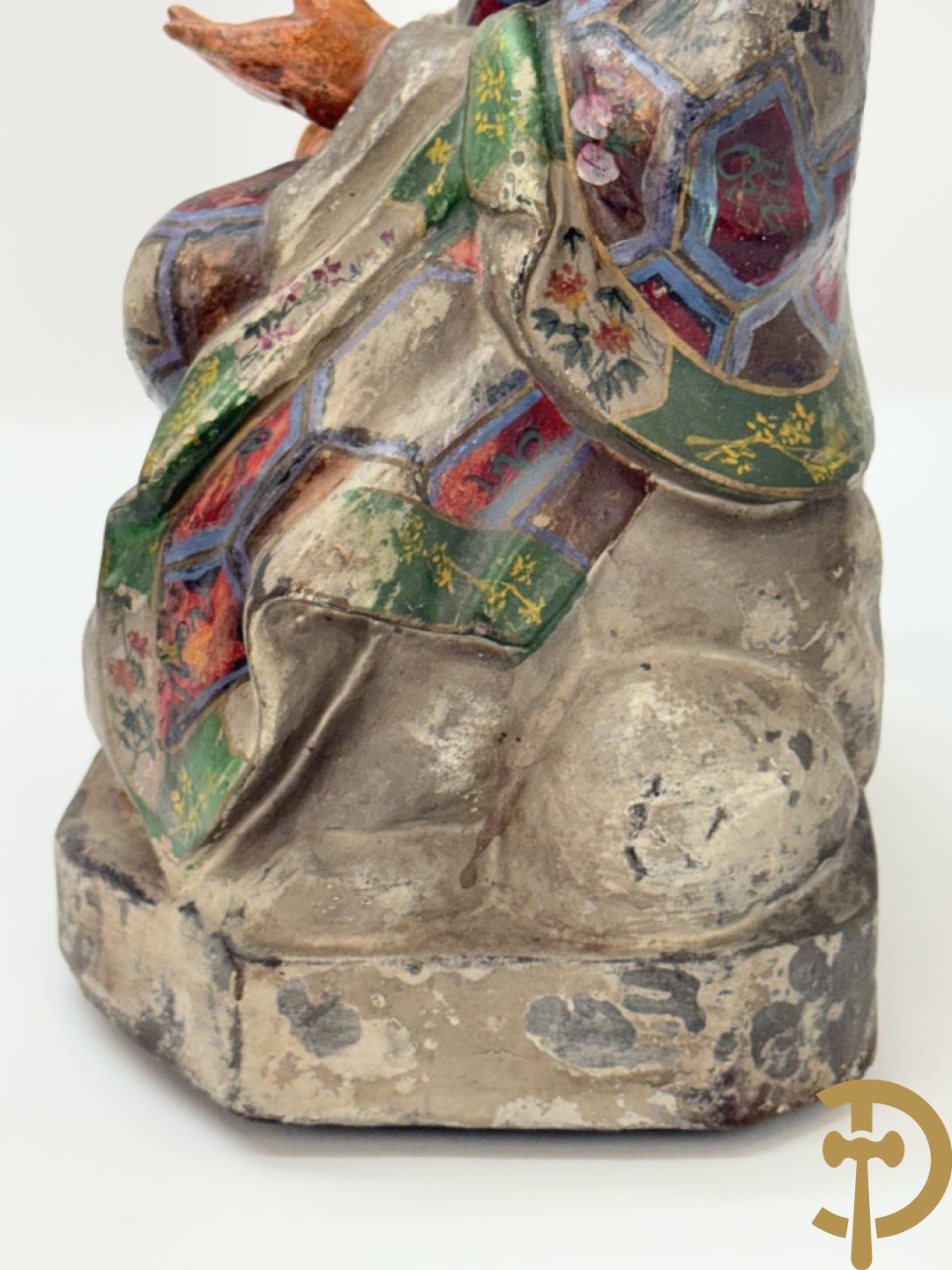 Houtgesculpteerde en gepolychromeerde zittende Aziatische wijsgeer