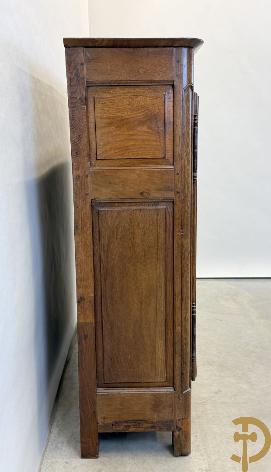 Massief eiken tweedeursdresse met gesculpteerde bloemen en afgestoken panelen in de deuren, Louis XV stijl, 19e