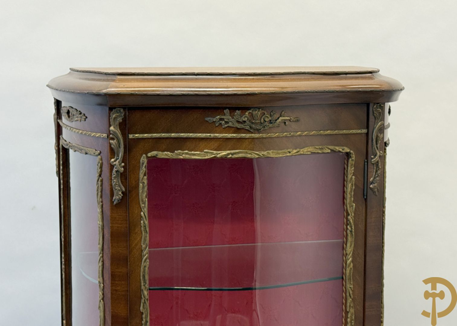 Notelaren gebombeerde Louis XV vitrine met handbeschilderde romantische taferelen en bezet met bronsbeslag