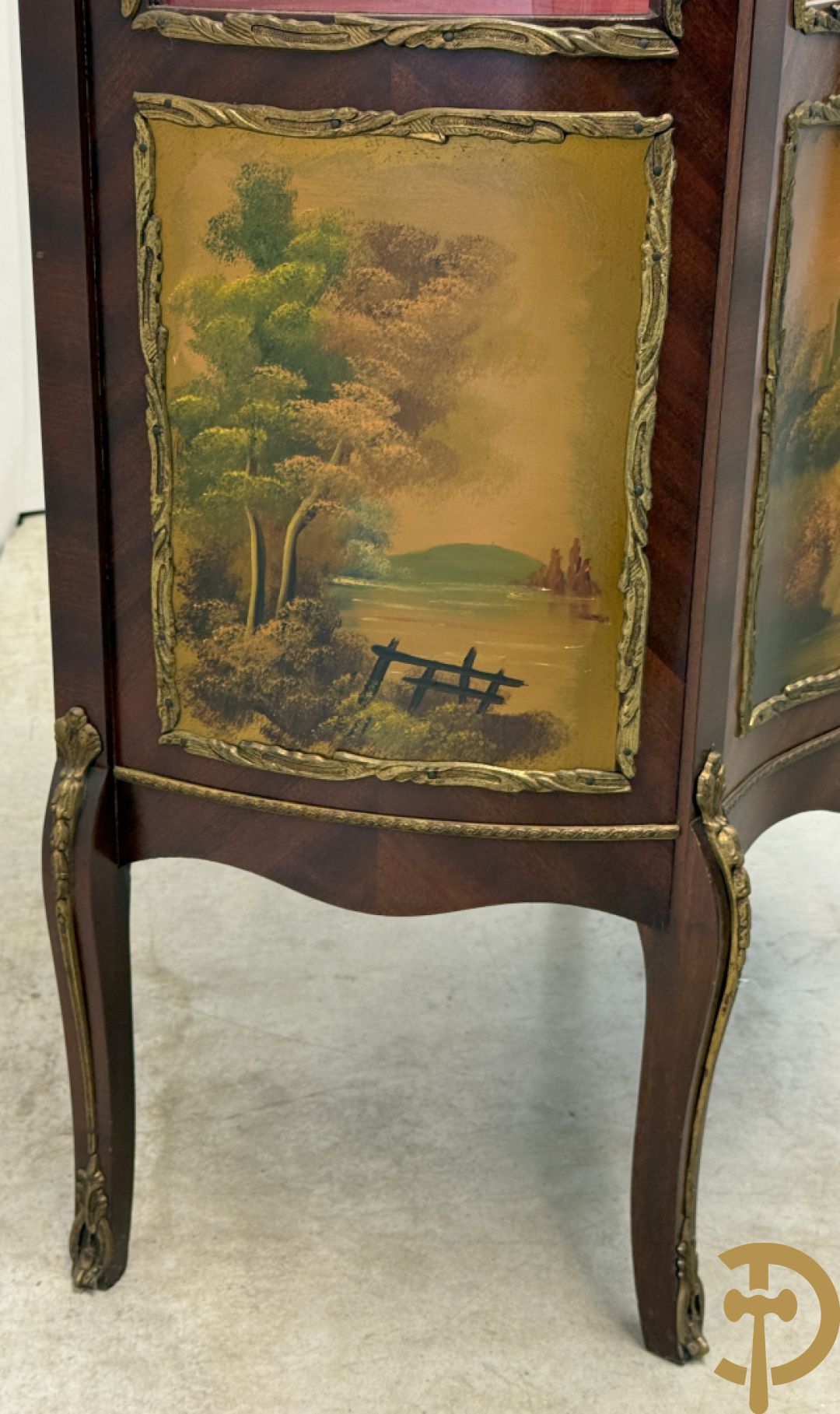 Notelaren gebombeerde Louis XV vitrine met handbeschilderde romantische taferelen en bezet met bronsbeslag