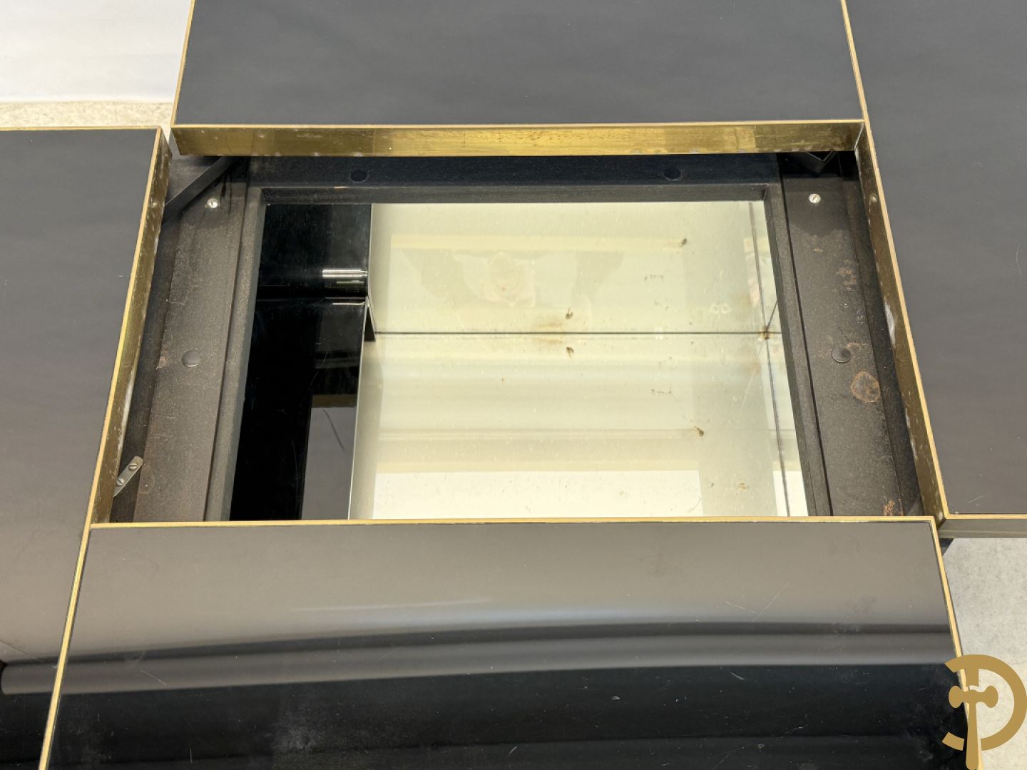 Vintage zwarte salontafel Belgo Chrom met koperomranding en open schuifbare middenpartij - centraal met bar