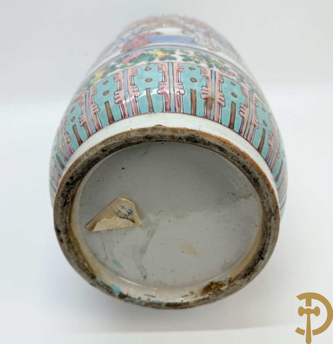 Chinese porseleinen vaas met geanimeerd decor en fond van bloemen, Kanton 19e