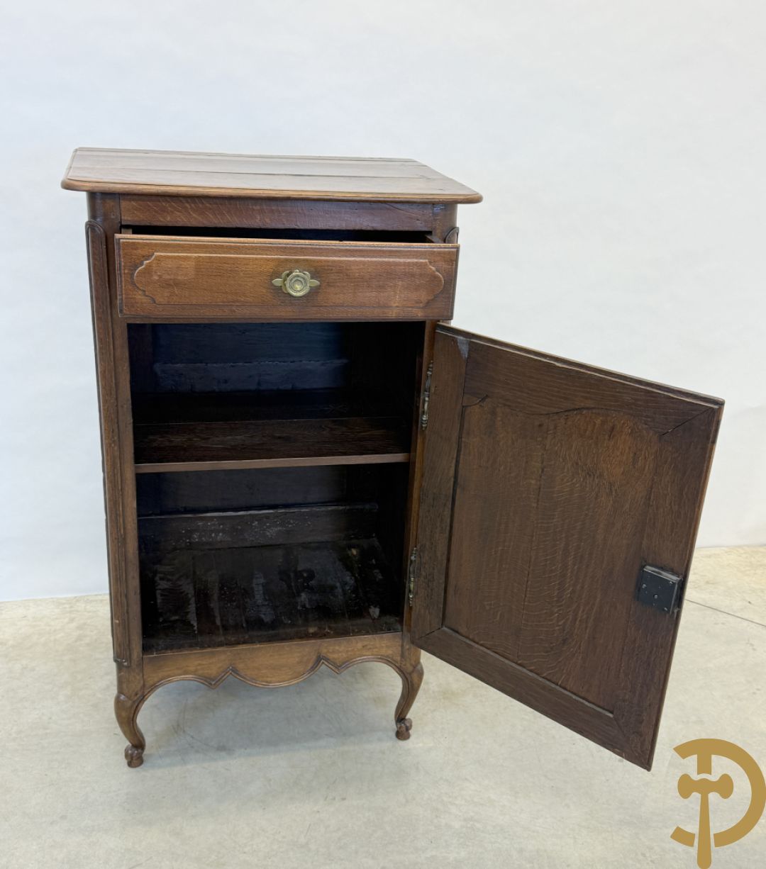 Massief eiken Franse confiturier met deur, lade, afgeronde zijkanten en voluutvormige poten