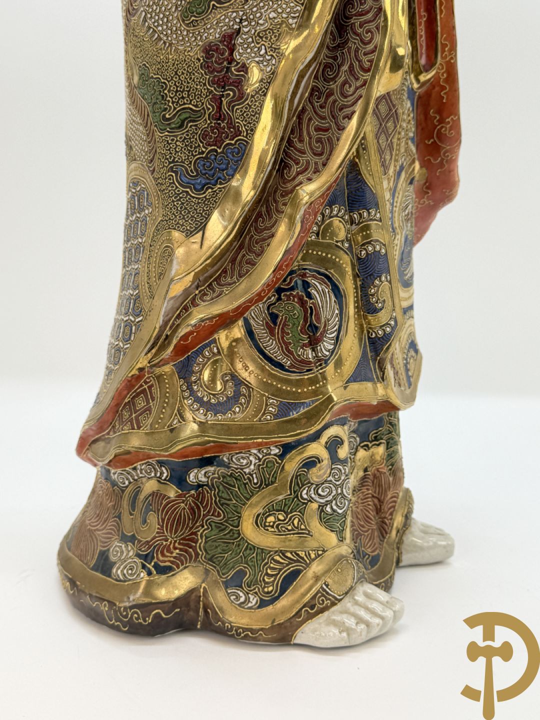 Grote staande Kwan Yin in Japans Satsumat porselein