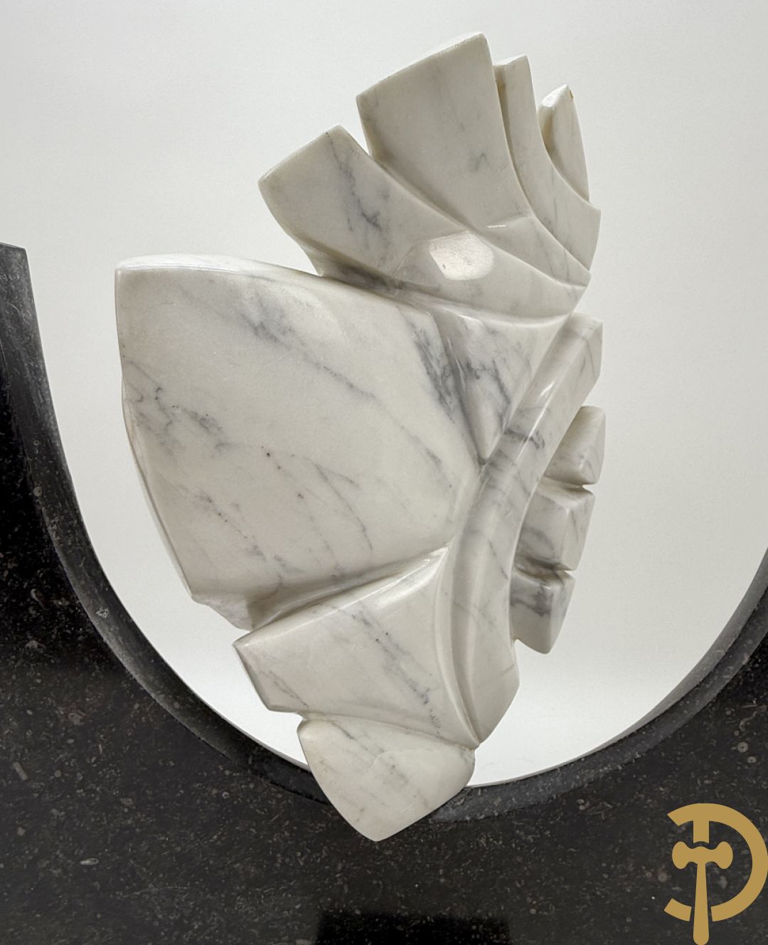 Ongetekend wit marmeren beeld op granieten onderstel