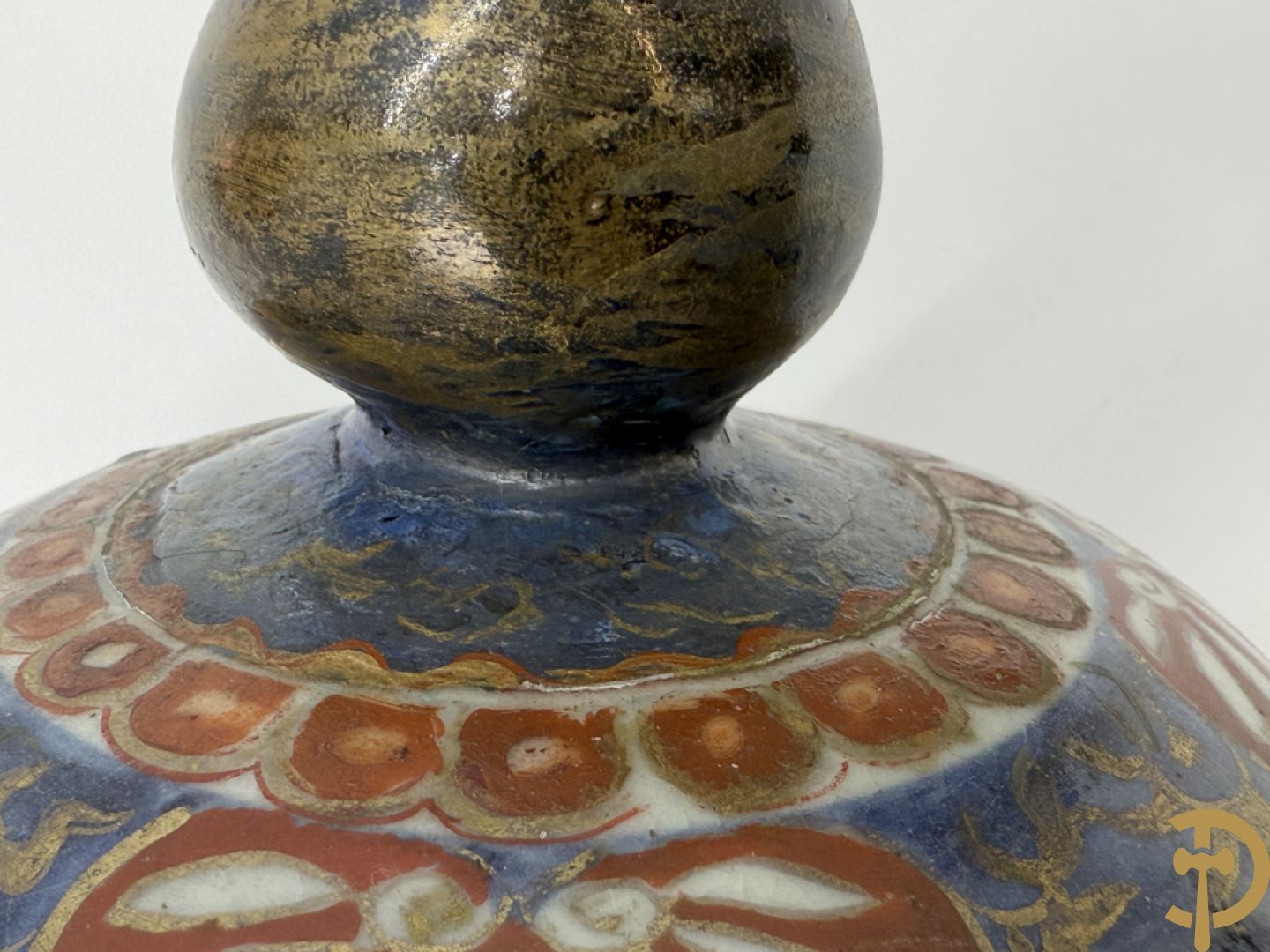 Japanse imari dekselpotiche met rood/blauw decor van bloemen in cartouches