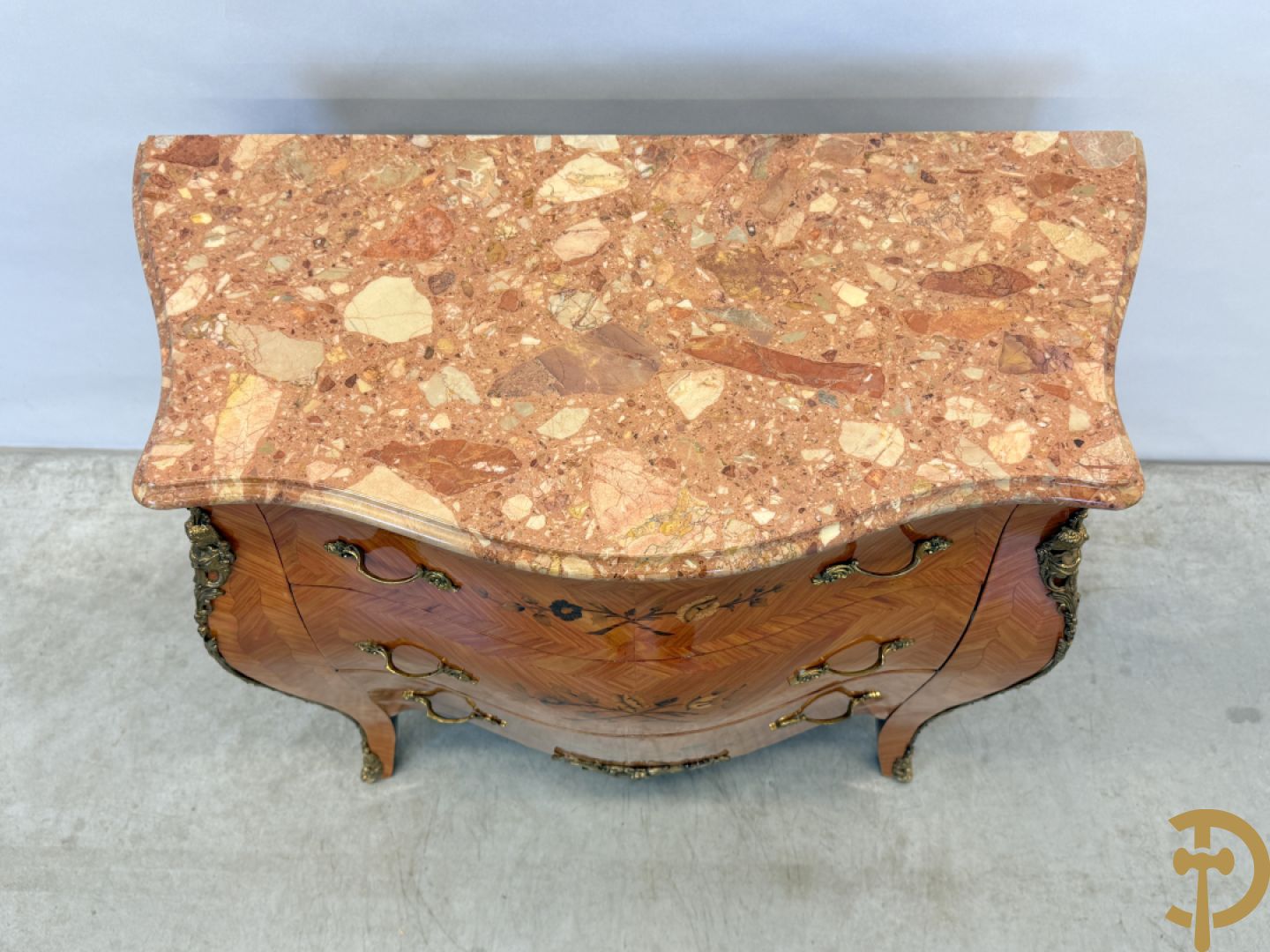 Notelaren gegalbeerde drieladencommode met bloemenmarketterie en marmeren blad