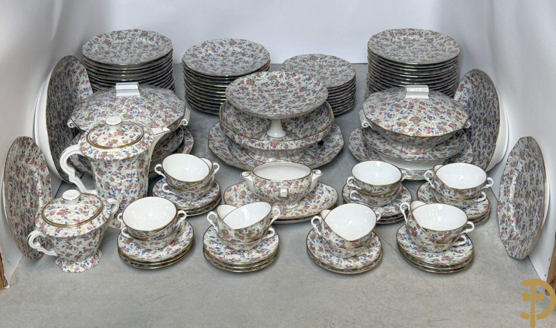 Uitgebreid zeer decoratief porseleinen eet- en koffieservies met bloemendecor, Limoges France