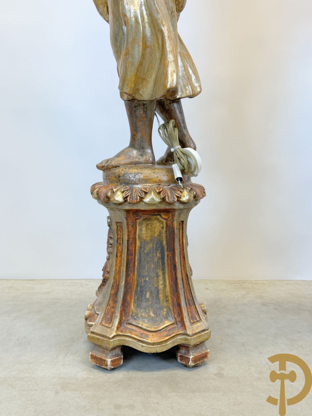 Paar gepolychromeerde dames op sokkel, bekroond met achtarmige kandelaar met lichtpunten en bellen, Italiaans, jaren 