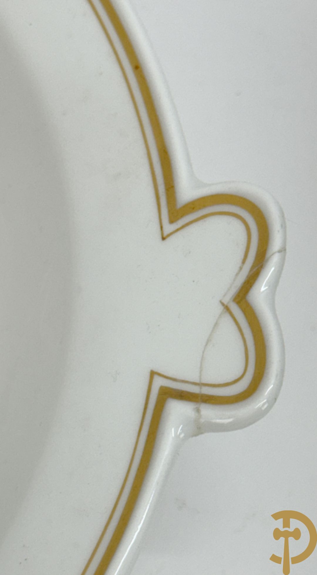 Wit porseleinen servies met vergulde rand en vergulde bloemenmotieven, Meissen, bestaande uit 8 platte borden (2 met schilfer aan rand), 7 diepe borden, 6 dessertborden, saladekom, sauskom en groentenschotel (1 handvat gelijmd)