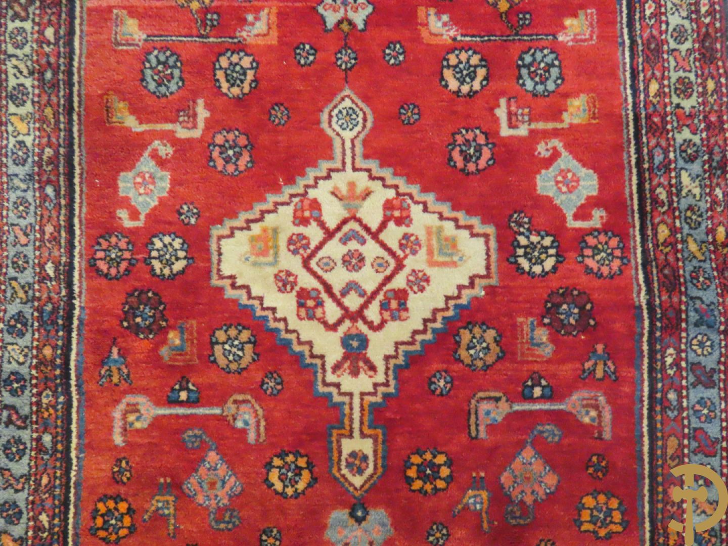 Oosterse handgeknoopt tapijt met geometrische motieven op blauwe fond Malayer + Oosters handgeknoopt tapijt met bloemenpatronen rode fond Kashkay