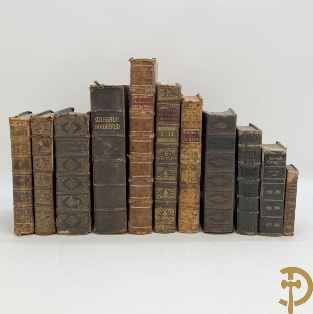 Reeks oude theologische boeken met lederen kaft 17e-18e w.o. Moralis Christiana, Missale Romanum  en Bibliorum Concordantia