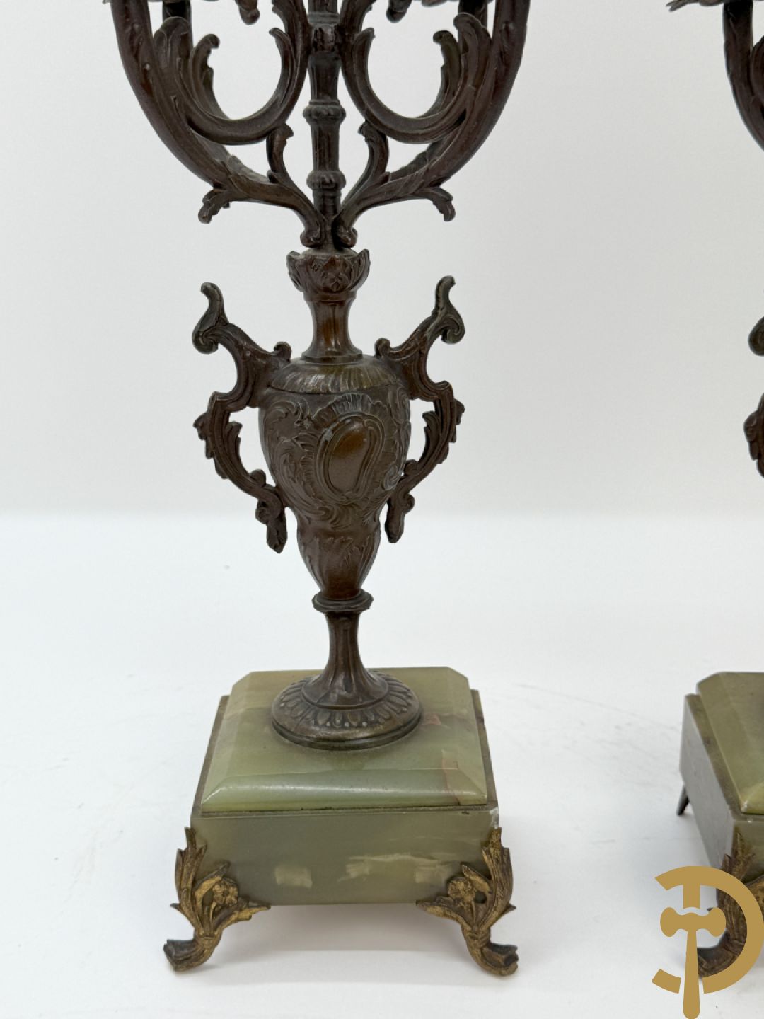 Driedelige zamak garnituur met dame Pavot met bloemen op uurwerk, Rucho getekend, geflankeerd door paar kandelaars