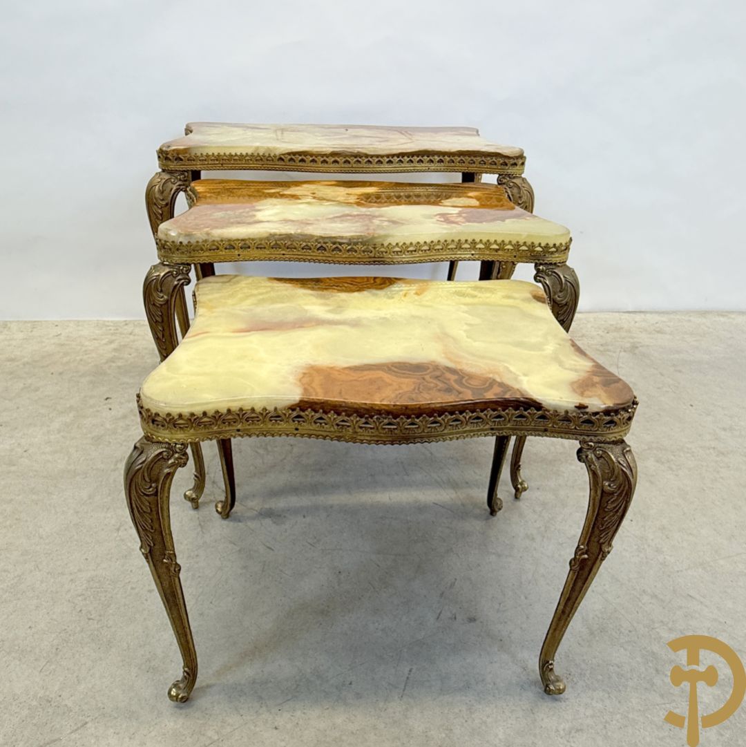 Drie cigognetafels met onix marmeren blad op koperen voluutvormige poten + 2 bijzettafeltjes op koperen voet