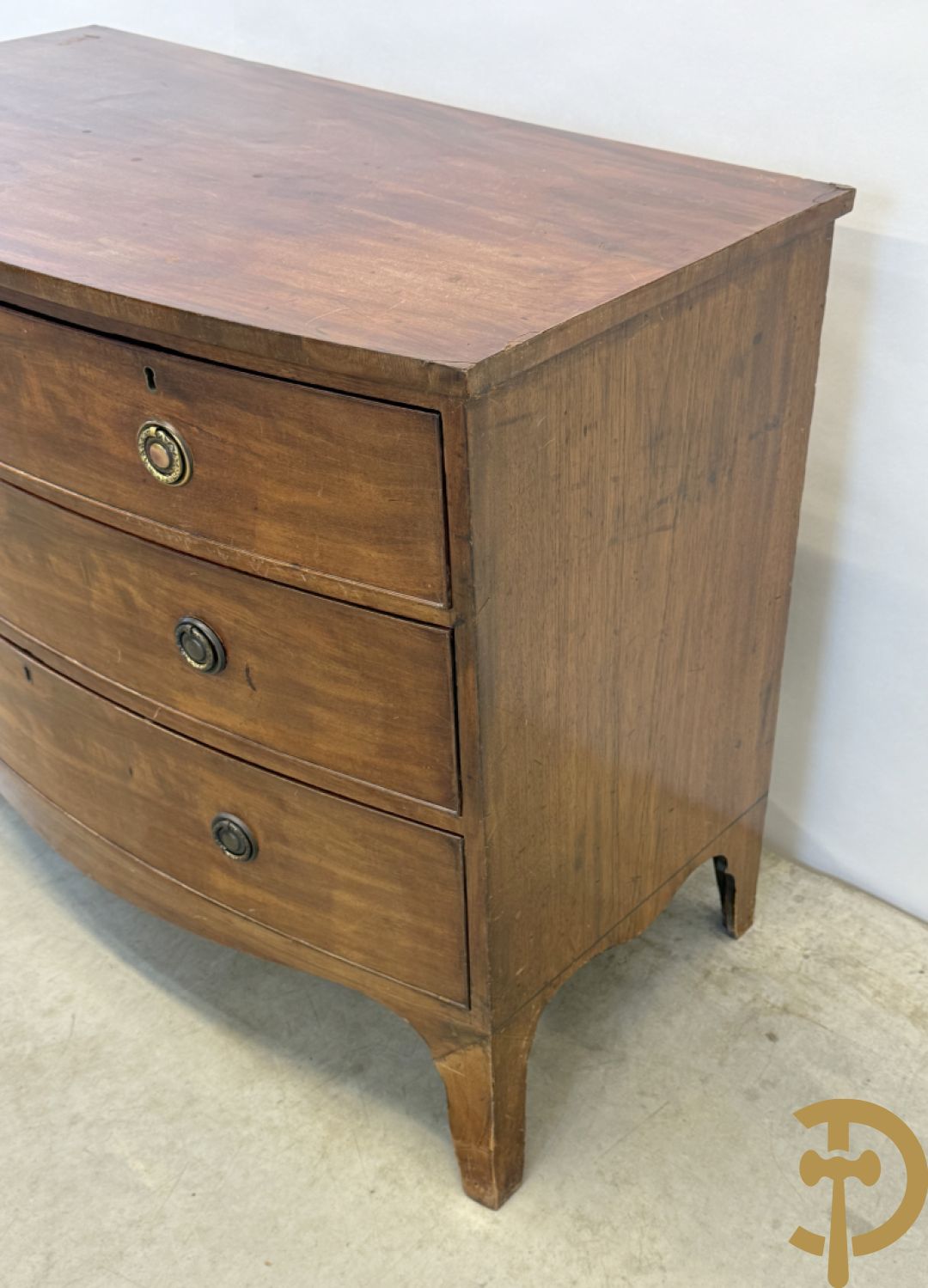 Engelse gebogen mahoniehouten vierladencommode
