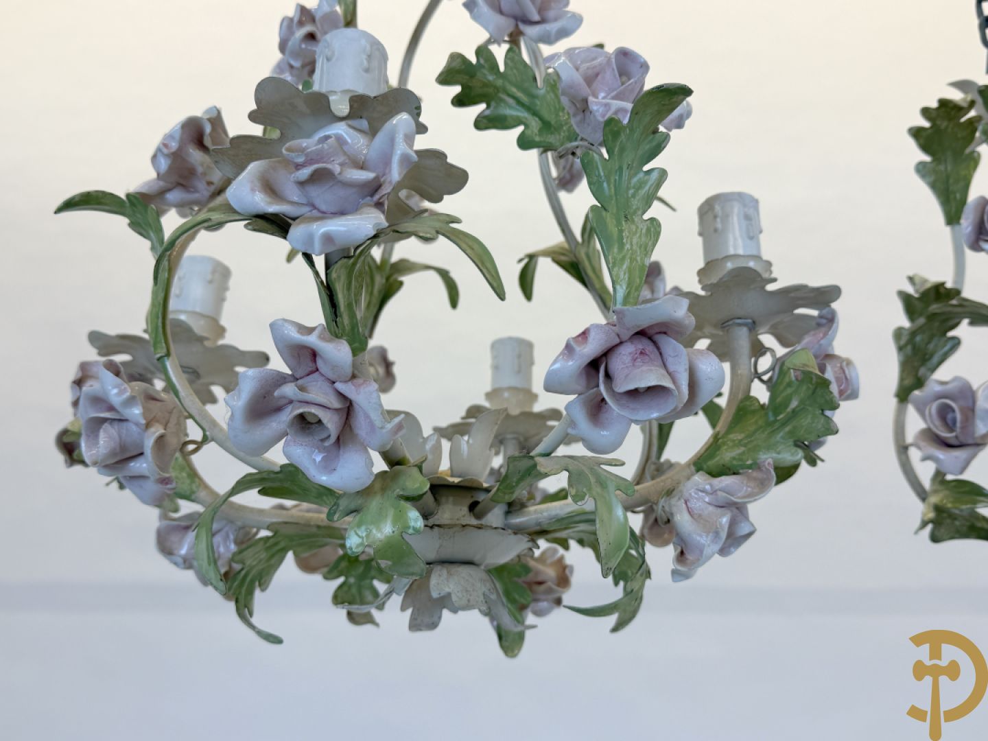 Italiaanse beschilderde smeedijzeren luchter met 4 lichtpunten, bezet met porseleinen bloemmetjes +2 bijhorende applieken