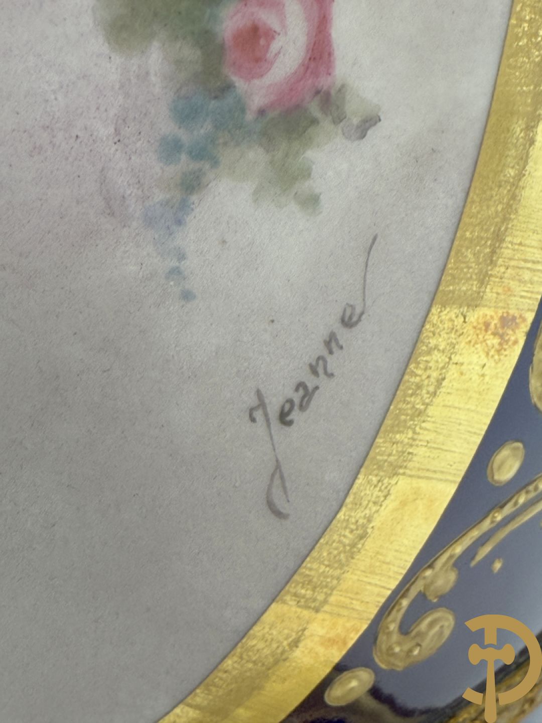 Paar Sèvres stijl vazen met bronzen oren en éénzijdig decor van cupido