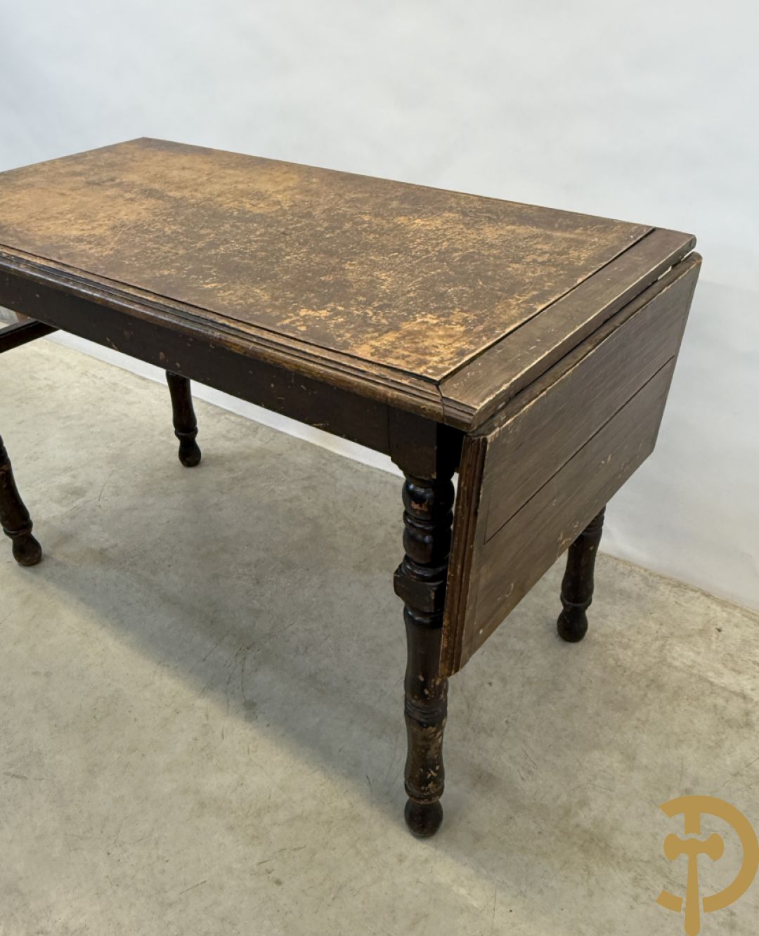 Drie antieke cafétafeltjes waarvan 2 met zijdelingse openklapbare flap